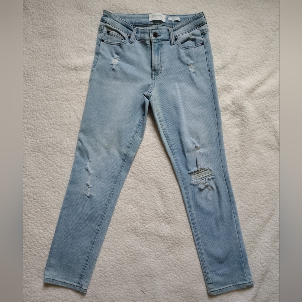 *NWOT* Celebrity Pink Women's Size 25 Light Wash Distressed Cropped Jeans